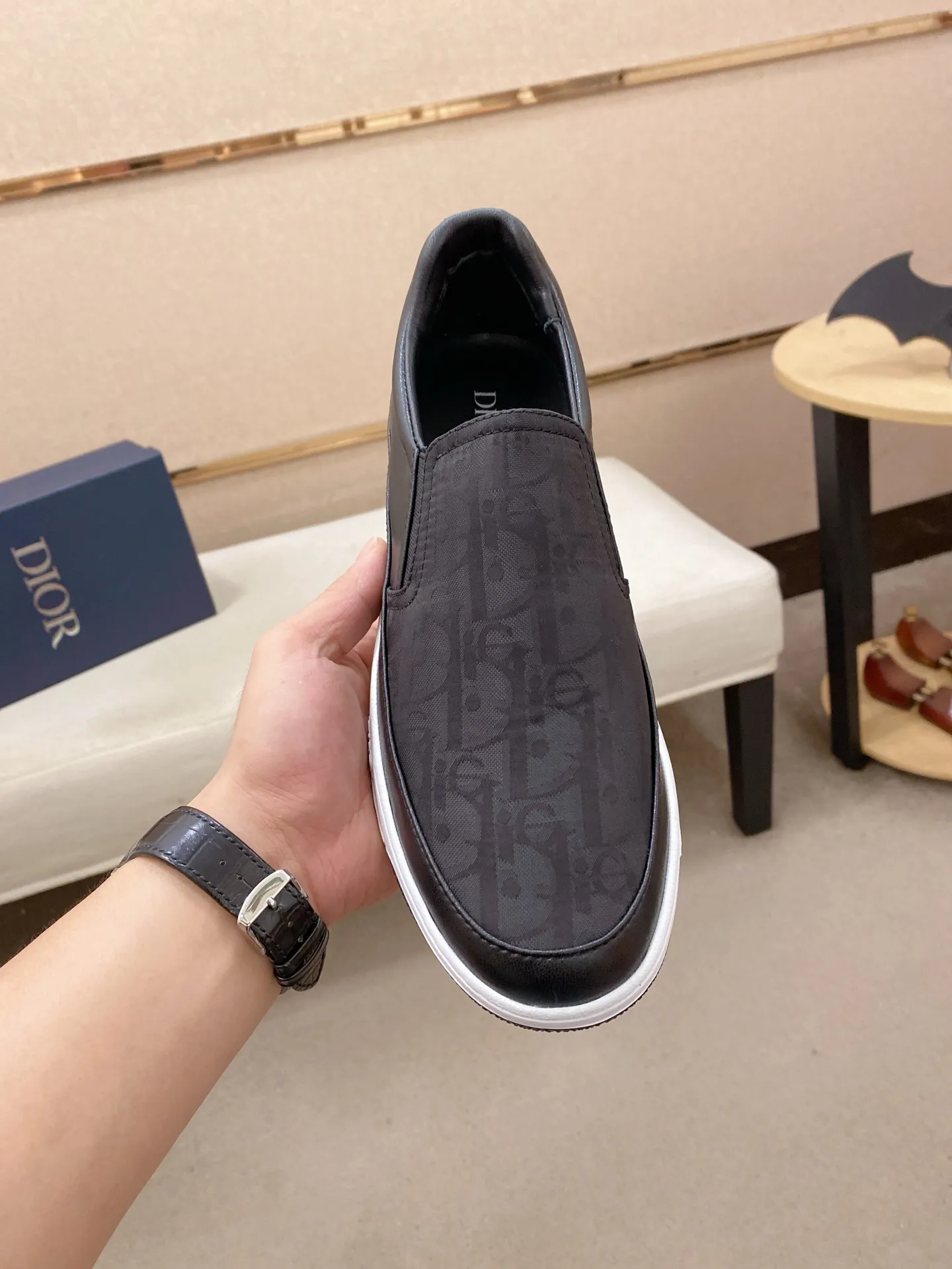 Men's shoes💰 400💰🇮🇹🇮🇹Dior d The new models are on sale at the same time at the counter. The uppers are imported from Italy, and the linings are all imported sheepskin. They are completely 1⃣️ to 1⃣️ replicas 🇮🇹💪💪, ⚠shoes Bottoms: Original soles are specially provided by the original factory. The exclusive movable molded soles are super comfortable. ⚠Original factory goods, 🔍🔍high quality. You can enter and leave the counter at will. Welcome to compare⚠. Code number:38-44
